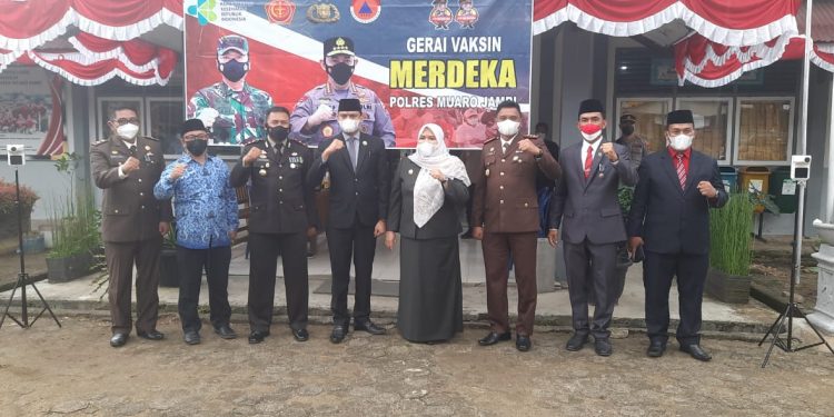 Bupati, Ketua DPRD dan Kapolres Muaro Jambi Saksikan 300 Pelajar SMA dan Pedagang Kantin Ikuti Vaksinasi