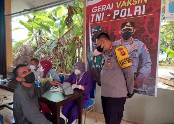 Kapolres Muaro Jambi Pantau Warga Kebun Sembilan di Vaksinasi