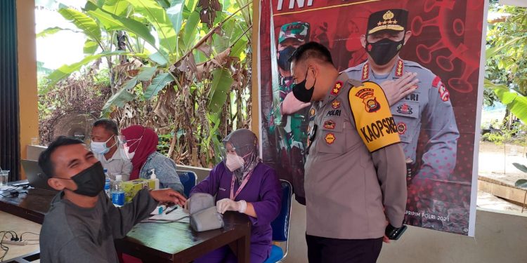 Kapolres Muaro Jambi Pantau Warga Kebun Sembilan di Vaksinasi