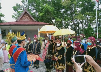 Dandim Sarko Hadiri Acara Adat Penyambutan Bupati Merangin Memasuki Rumah Dinas