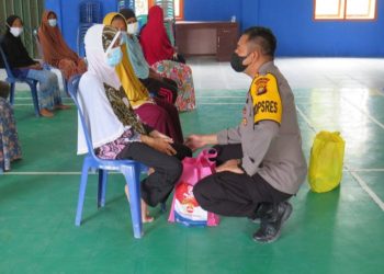 Kapolres Muaro Jambi Cek Posko Penyekatan dan Bagikan Sembako di Sungai Bahar