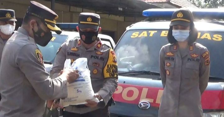 Kapolres Muaro Jambi Serahkan Bansos Ke Jajaran Polsek Untuk Di Bagikan Kepada Masyarakat