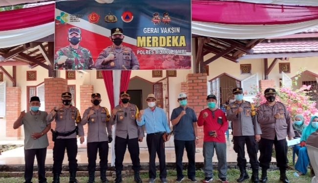 Pengunjung Candi Muaro Jambi Antusias Ikuti Vaksinasi Merdeka Siginjai 2021