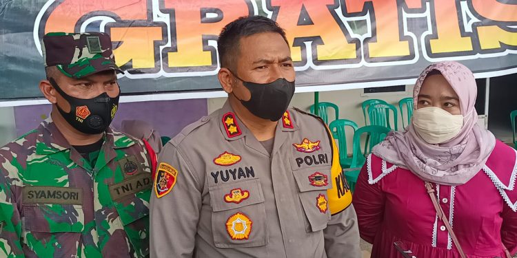 Dihadiri Ribuan Peserta, Kapolres Muarojambi Turun Langsung Bantu Kelancaran Vaksinasi Massal