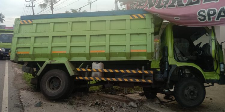 Truk Batubara Tabrak Bengkel Motor di Lingkar Selatan