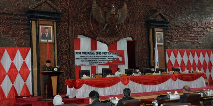 Gubernur Al Haris Sampaikan Jawaban terhadap Pemandangan Umum Fraksi-Fraksi atas APBDP 2021