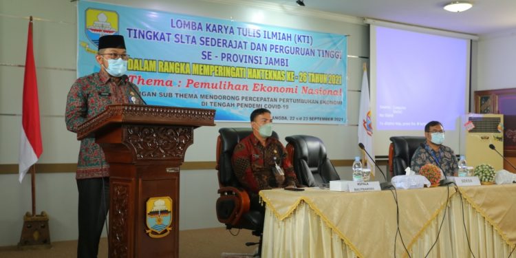 Sekda Sudirman Serahkan Hadiah Pemenang Lomba Karya Tulis Ilmiah Tingkat SLTA dan Perguruan Tinggi