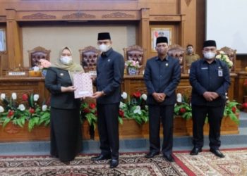 Rapat Paripurna Penyampaian Nota Keuangan Ranperda APBDp 2021 di Pimpin Ketua DPRD Muarojambi