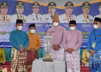 MTQ Ke-50 Ditutup, Wakil Gubernur Serahkan Piala Bergilir Kepada Tuan Rumah Sebagai Juara Umum