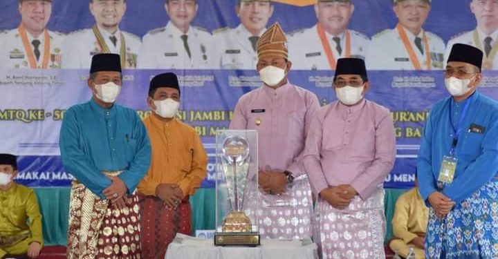 MTQ Ke-50 Ditutup, Wakil Gubernur Serahkan Piala Bergilir Kepada Tuan Rumah Sebagai Juara Umum