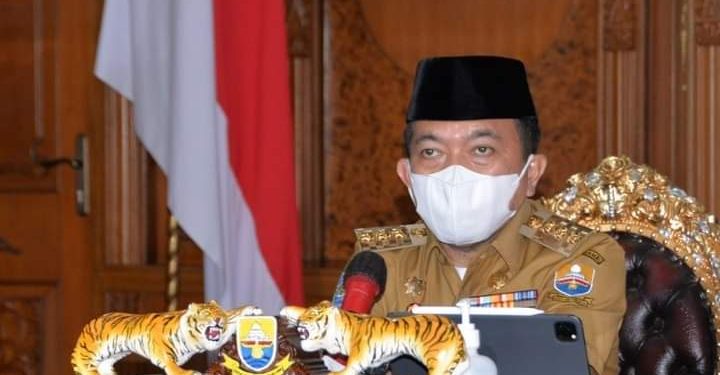 Gubernur Al Haris Ikuti Vidcom Mendegar Arahan Presiden Dalam Penaganan Covid-19