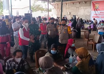 Tinjau Vaksinasi, Kapolres Muarojambi Berikan Bingkisan Kepada Peserta Lansia Berusia 85Tahun