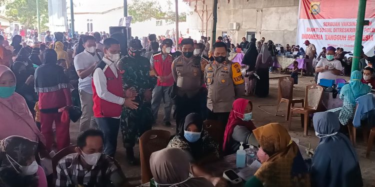 Tinjau Vaksinasi, Kapolres Muarojambi Berikan Bingkisan Kepada Peserta Lansia Berusia 85Tahun