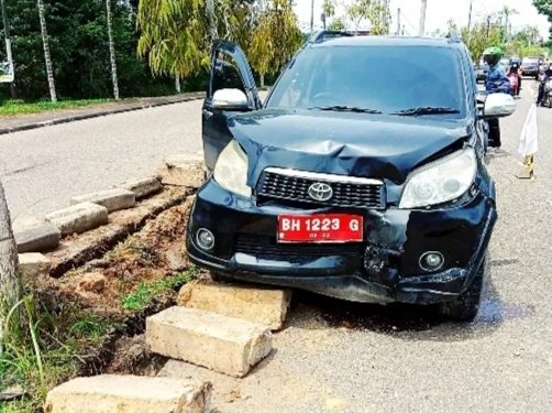Proyek Median Jalan Arah Kantor Bupati Muaro Jambi Memakan Korban
