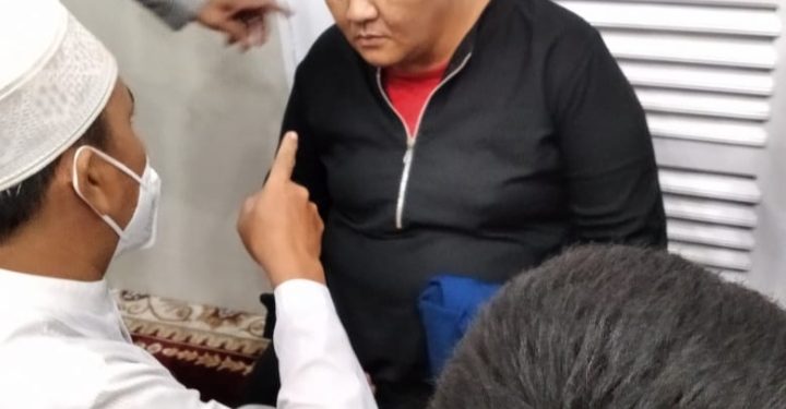 Heboh, Seorang Pria Bercadar di Jambi, Tertangkap di Saf Jamaah Wanita
