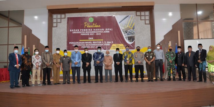Sekda Provinsi Jambi Menghadiri Pelantikan BPH sekaligus Pengukuhan Wakil Rektor Universitas Muhammadiyah Jambi