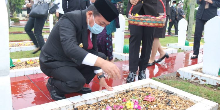 Peringati Hari Pahlawan, Gubernur Al Haris Hadiri Ziarah dan Tabur Bunga di Makam Pahlawan