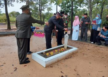 Peringati Hari Pahlawan, Kapolres Dampingi Wabup Muarojambi Ziarah dan Tabur Bunga 