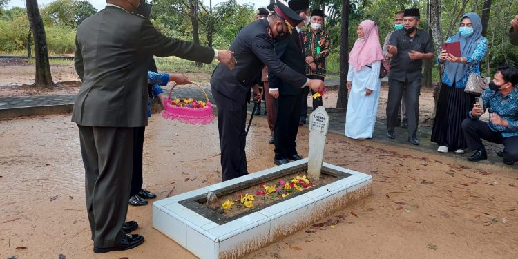 Peringati Hari Pahlawan, Kapolres Dampingi Wabup Muarojambi Ziarah dan Tabur Bunga 