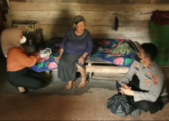 Kapolsek Sungai Gelam Berikan Sembako Saat Vaksinasi Keliling ke Rumah Warga Tidak Mampu