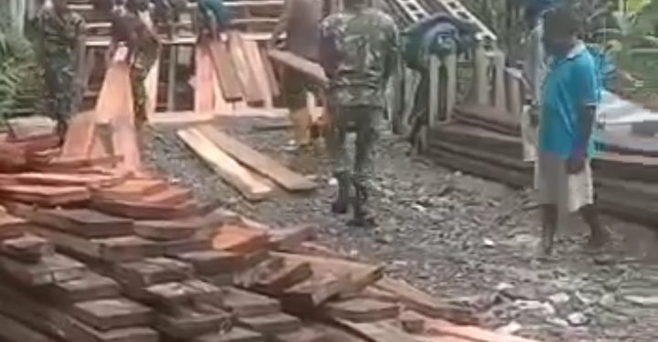 Personel TNI Kodim 1702/Jayawijaya dan Warga Berhasil Perbaiki Jembatan Penghubung Jayawijaya-Yalimo