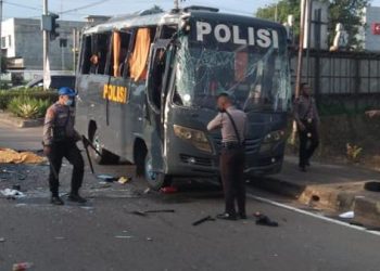 Ngerii, Tabrakan Bus SPN Polda Jambi Vs Truk Kayu,Satu Tewas