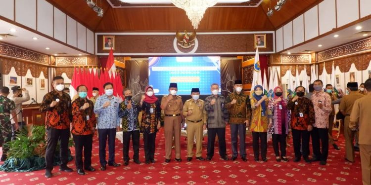 Gubernur Al Haris Serahkan DIPA Dan TKDD TA 2022