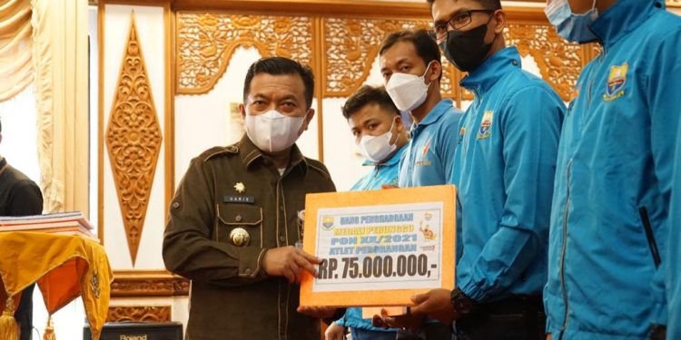 Al Haris Berikan Bonus Peraih Medali PON XX Tahun 2021