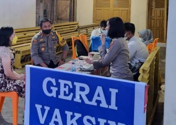 Tinjau Malam Natal di Mestong, Kapolres Apresiasi Gerai Vaksin di Gereja