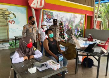 Polsek Jaluko Gelar Vaksinasi Gratis di Water Park