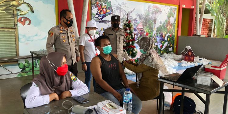 Polsek Jaluko Gelar Vaksinasi Gratis di Water Park