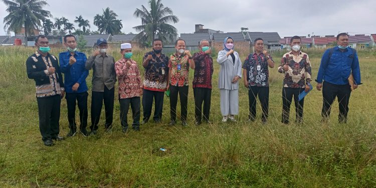 Reses di Kumpeh Ulu, Ririn Novianty Tinjau Lokasi Pembangunan SMA dan Berikan Bantuan Kursi Roda
