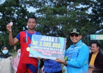 Ketua DPRD Muarojambi Serahkan Piala dan Hadiah Kepada Jawara Turnamen Bupati Cup U 12