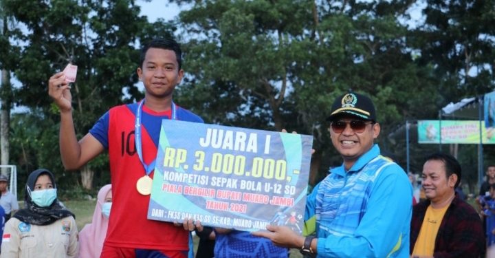 Ketua DPRD Muarojambi Serahkan Piala dan Hadiah Kepada Jawara Turnamen Bupati Cup U 12
