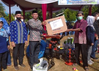 Ahmad Haikal Serahkan Bantuan Sarana Produksi Pertanian Kepada Gapoktan di Mestong