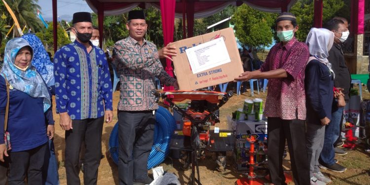Ahmad Haikal Serahkan Bantuan Sarana Produksi Pertanian Kepada Gapoktan di Mestong