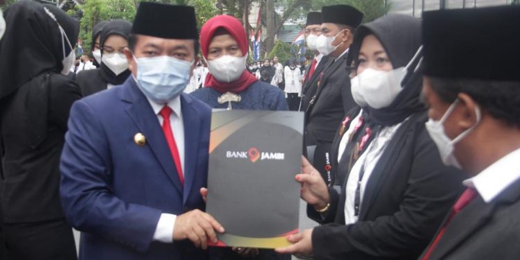 HUT Ke-59, Bank Jambi Berikan Penghargaan Kepada 30 Pegawai Senior