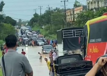 Banjir Genangi Jalan Jambi-Palembang KM 13 Pondok Meja, Sebabkan Kendaraan Mogok