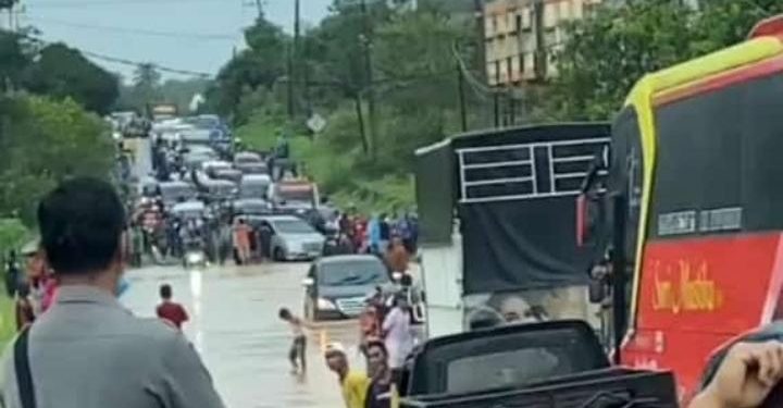 Banjir Genangi Jalan Jambi-Palembang KM 13 Pondok Meja, Sebabkan Kendaraan Mogok