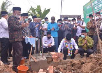 Wabup BBS Dampingi Wagub Abdullah Sani Peletakan Batu Pertama Pembangunan Masjid Baitussalam di Arang-Arang