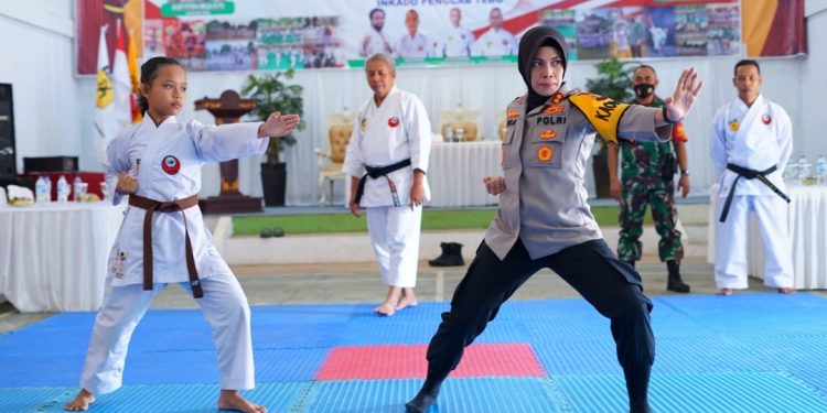 Hadiri Ujian Kenaikan Tingkat Inkado, Kapolres Tebo Tampilkan Gerakan Kata Karate