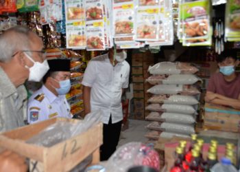 Al Haris Dampingi Menteri Perdagangan Tinjau Pasar Angso Duo