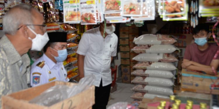 Al Haris Dampingi Menteri Perdagangan Tinjau Pasar Angso Duo