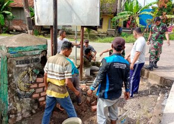 Personil Koramil 0415-06/Pijoan dan Warga Kasang Kota Karang Gotong Royong Perbaiki Tugu Prasasti TMMD