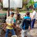 Personil Koramil 0415-06/Pijoan dan Warga Kasang Kota Karang Gotong Royong Perbaiki Tugu Prasasti TMMD