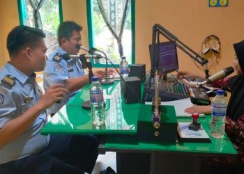 Sosialisasikan M-Paspor, Imigrasi kelas II TPI Kuala Tungkal Talk Show di Radio Kedaton 