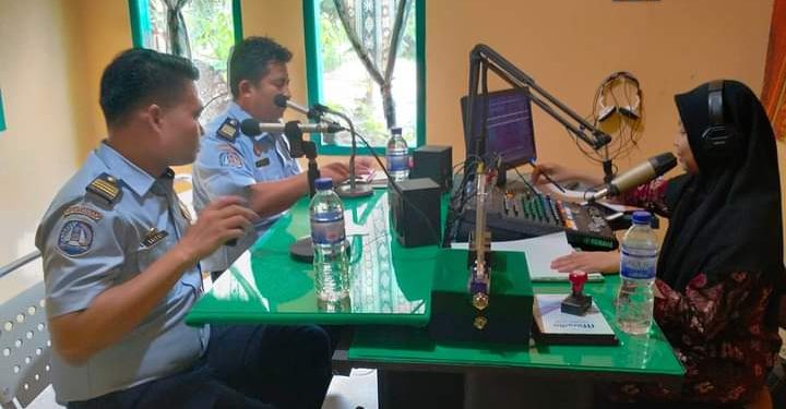 Sosialisasikan M-Paspor, Imigrasi kelas II TPI Kuala Tungkal Talk Show di Radio KedatonÂ