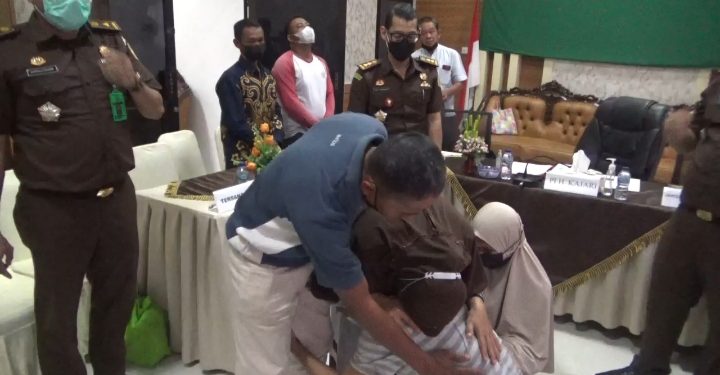 Kasusnya Dihentikan Jaksa, Doni Menangis Haru di Pelukan Sang Ibu