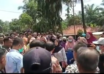 Ratusan Warga Tiga Desa Blokir Jalan Masuk Pelabuhan Talang Duku