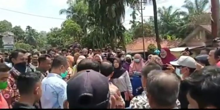 Ratusan Warga Tiga Desa Blokir Jalan Masuk Pelabuhan Talang Duku